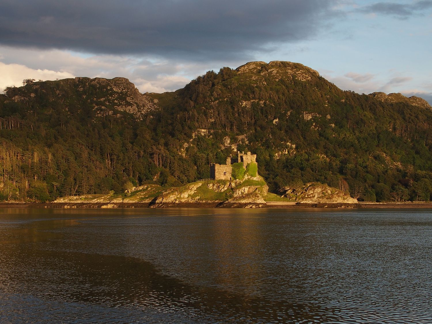 Tioram Castle naplementben